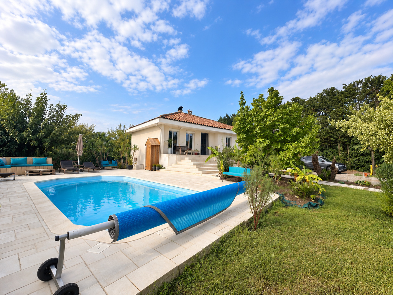 Maison familiale avec piscine et garage